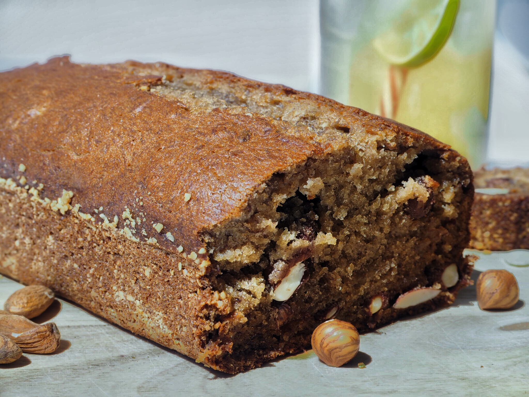 Angeschnittenes Bananenbrot mit Nüssen