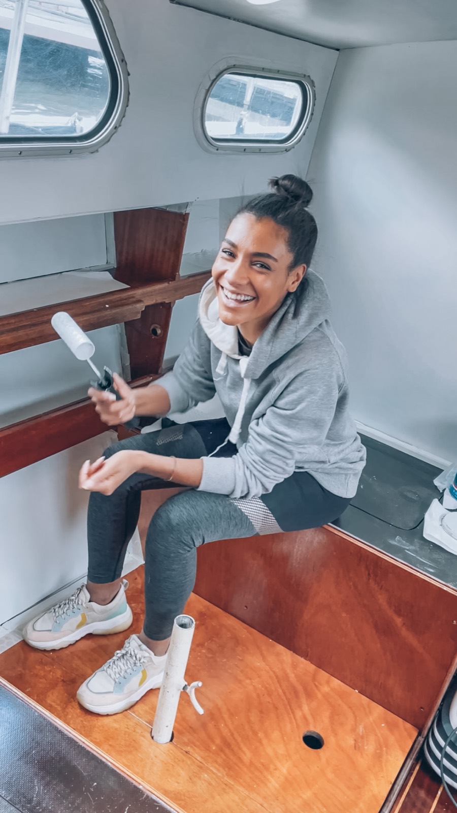 Yasmin beim Streichen im Innenraum des Boots