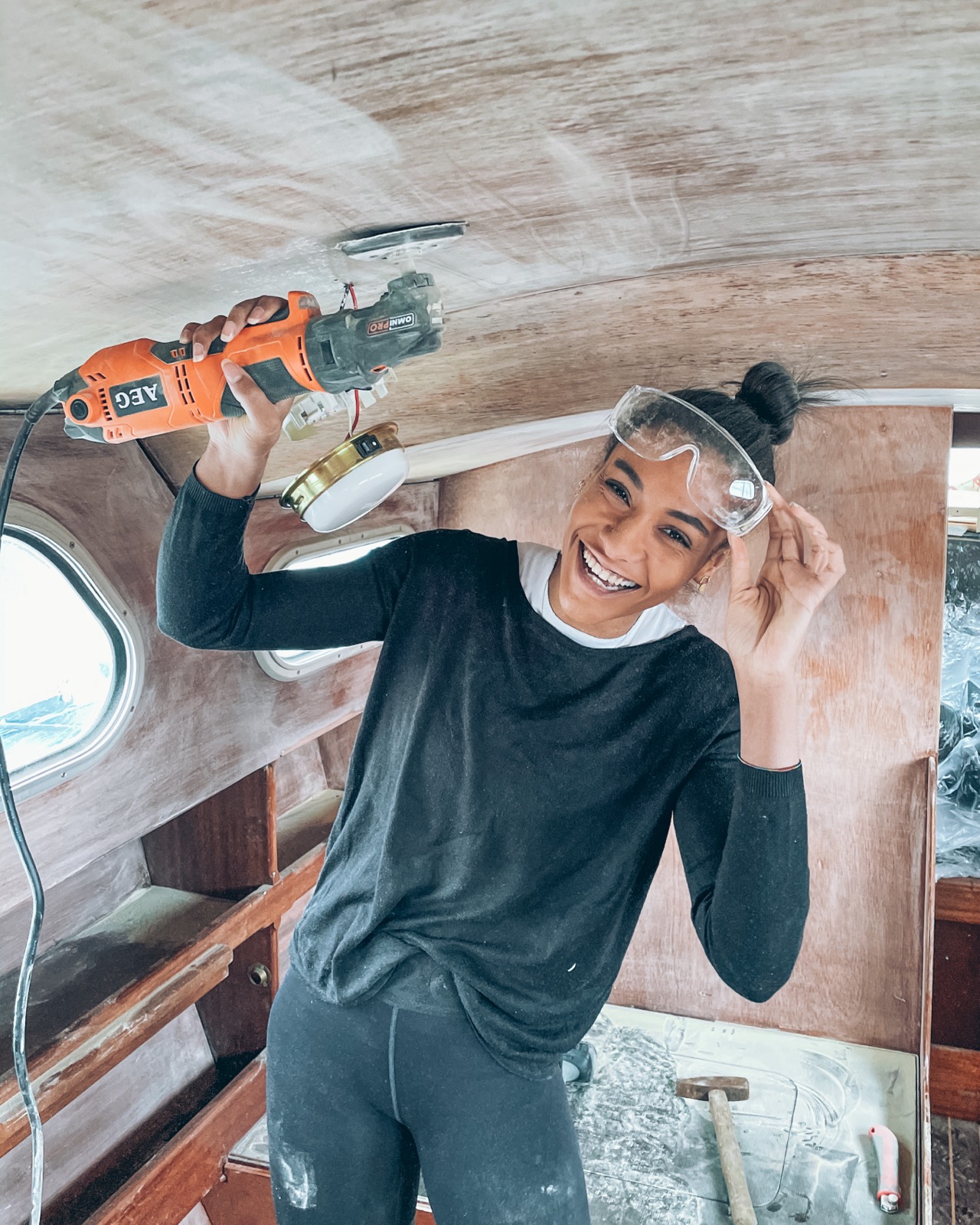 Jakob bei technischen Arbeiten im Boot