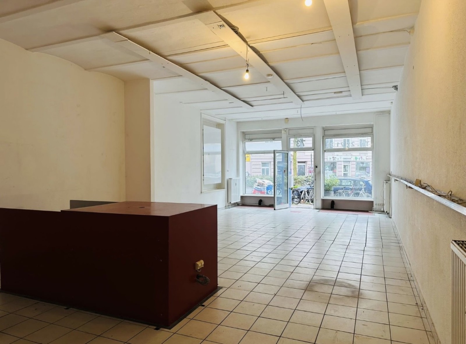 Der leere Ladenraum vor dem Umbau, Blick zum Eingang