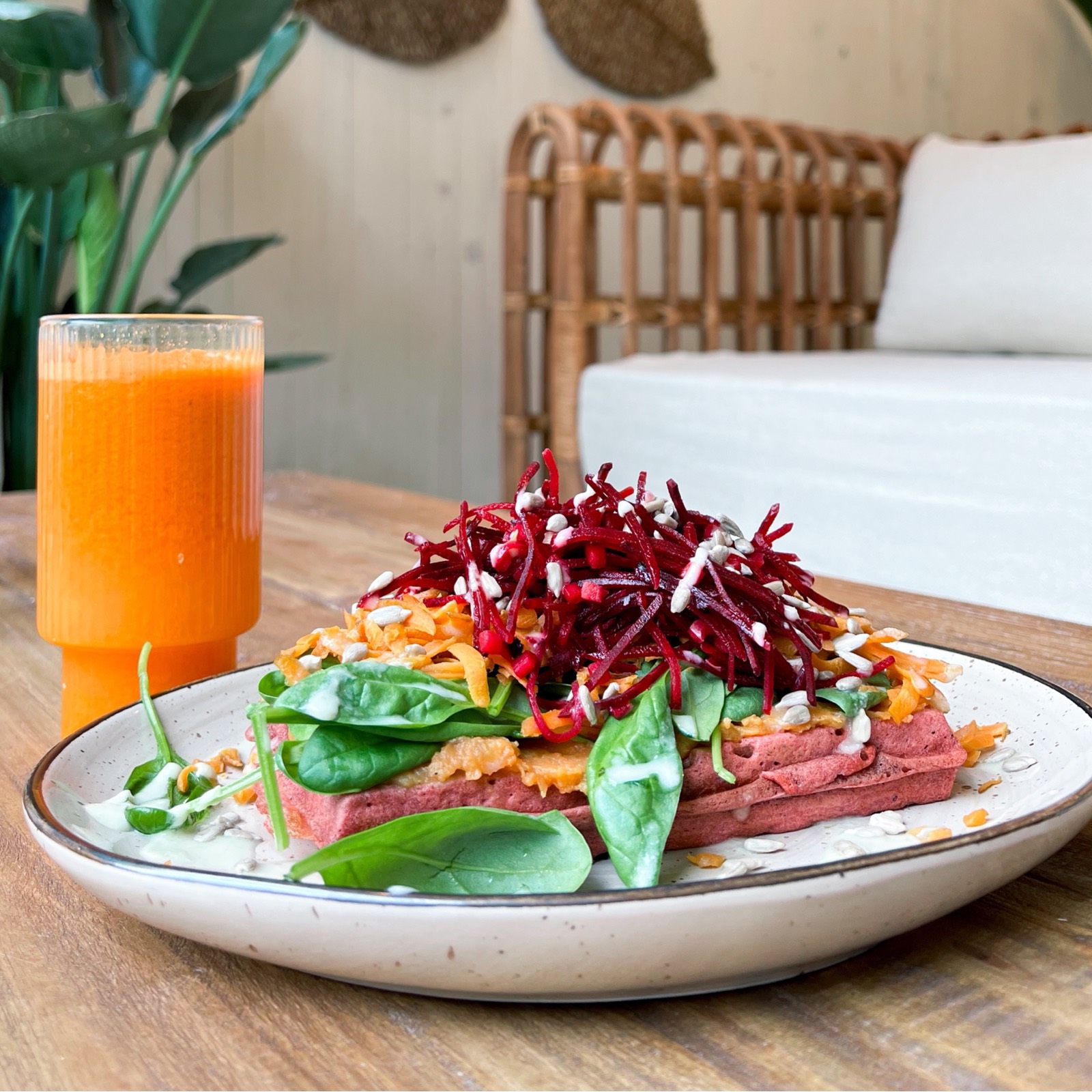 Herzhafte Waffel mit Avocado, pochiertem Ei und Sprossen