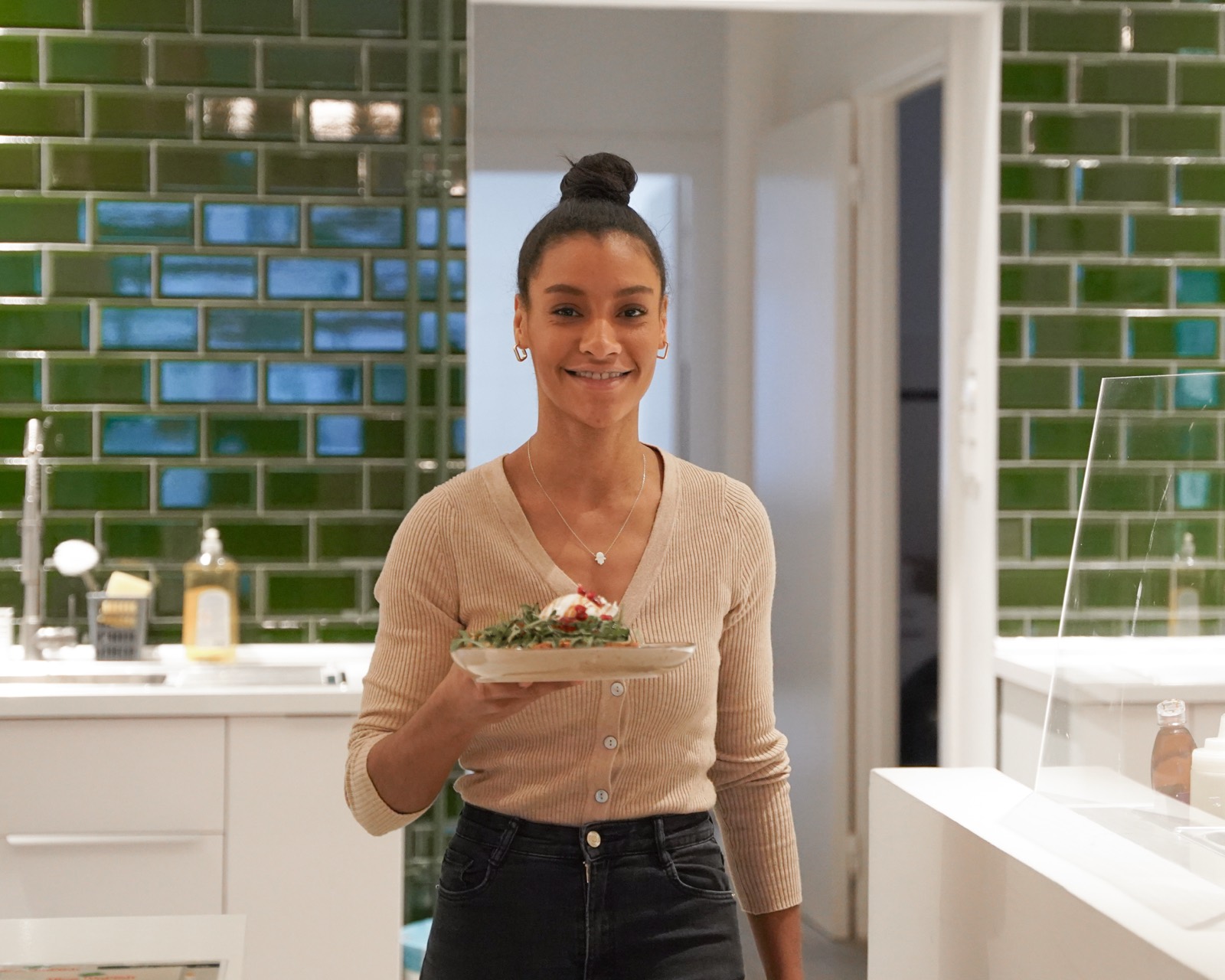 Yasmin serviert eine der herzhaften Waffeln