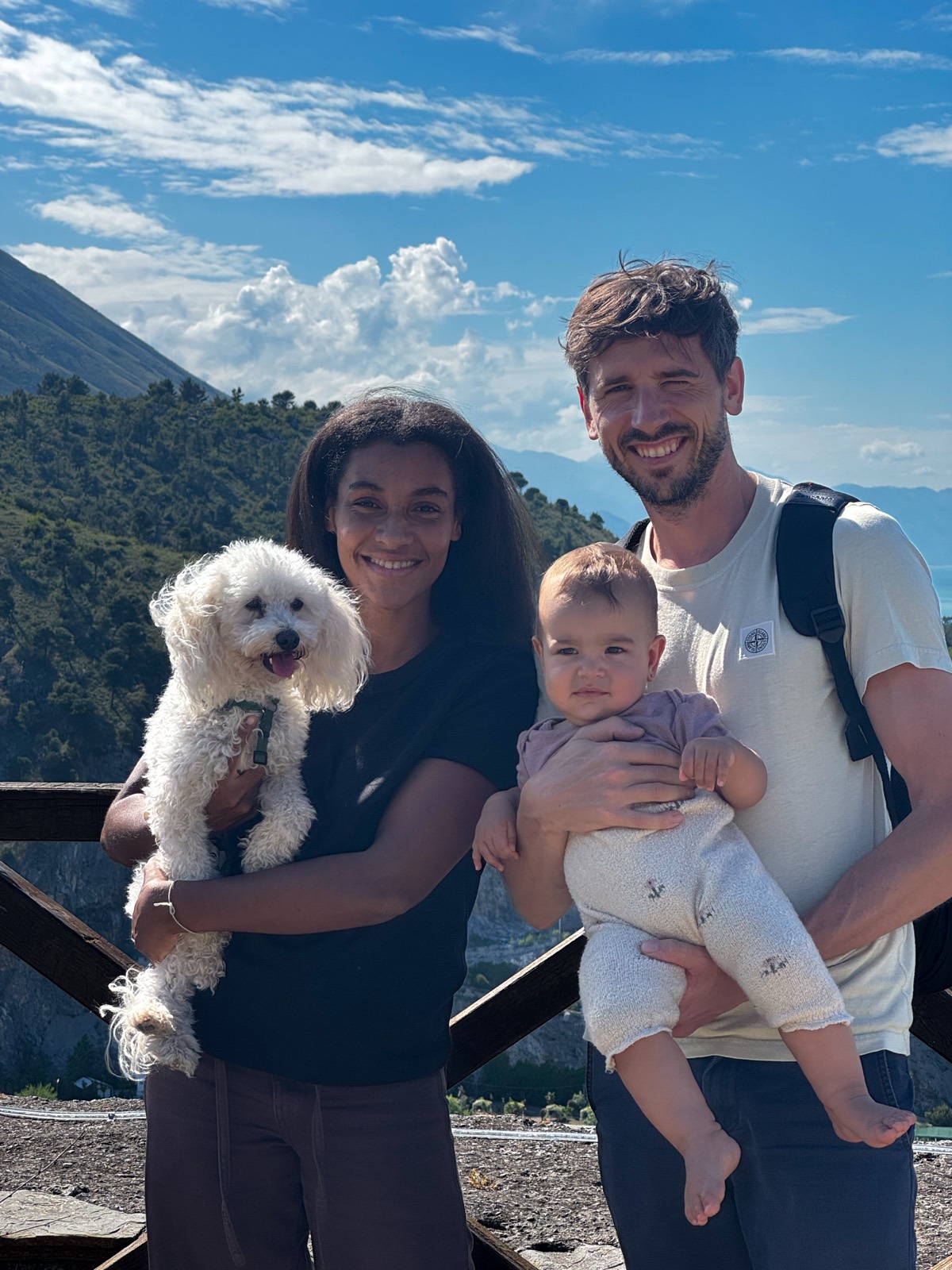 Yasmin, Jakob, Namani und Nala gemeinsam in den Bergen