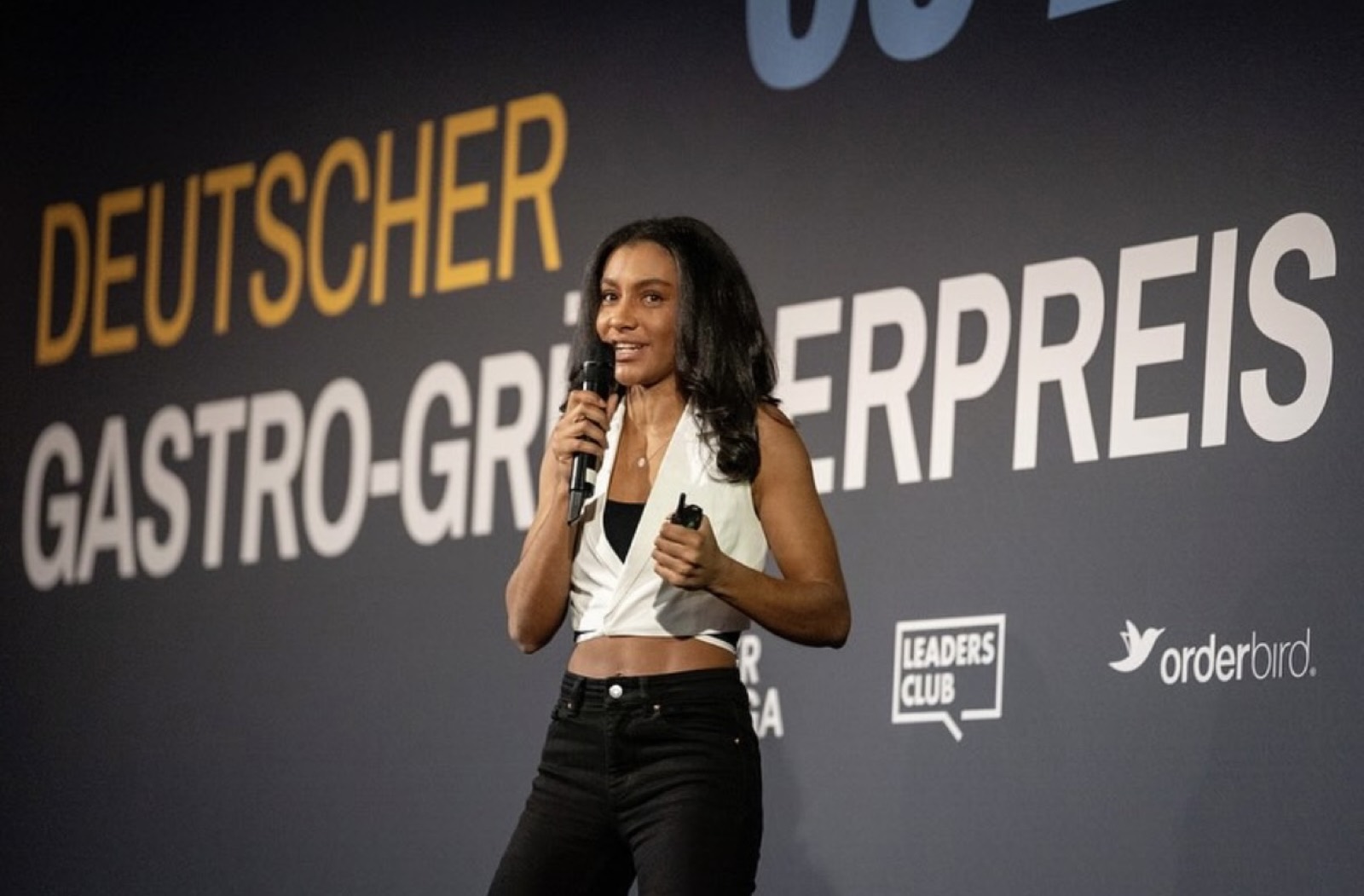 Yasmin auf der Bühne beim Deutschen Gastro-Gründerpreis