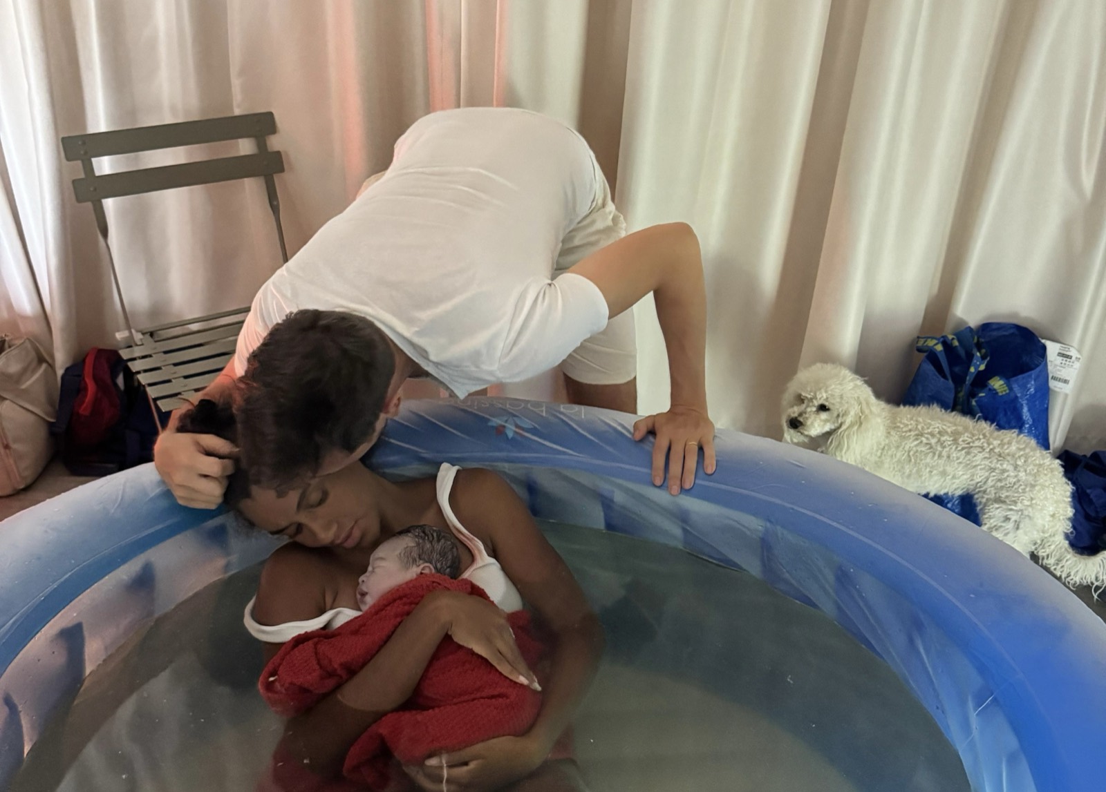 Kurz nach der Hausgeburt von Namani im Geburtspool, begleitet von Jakob und Nala