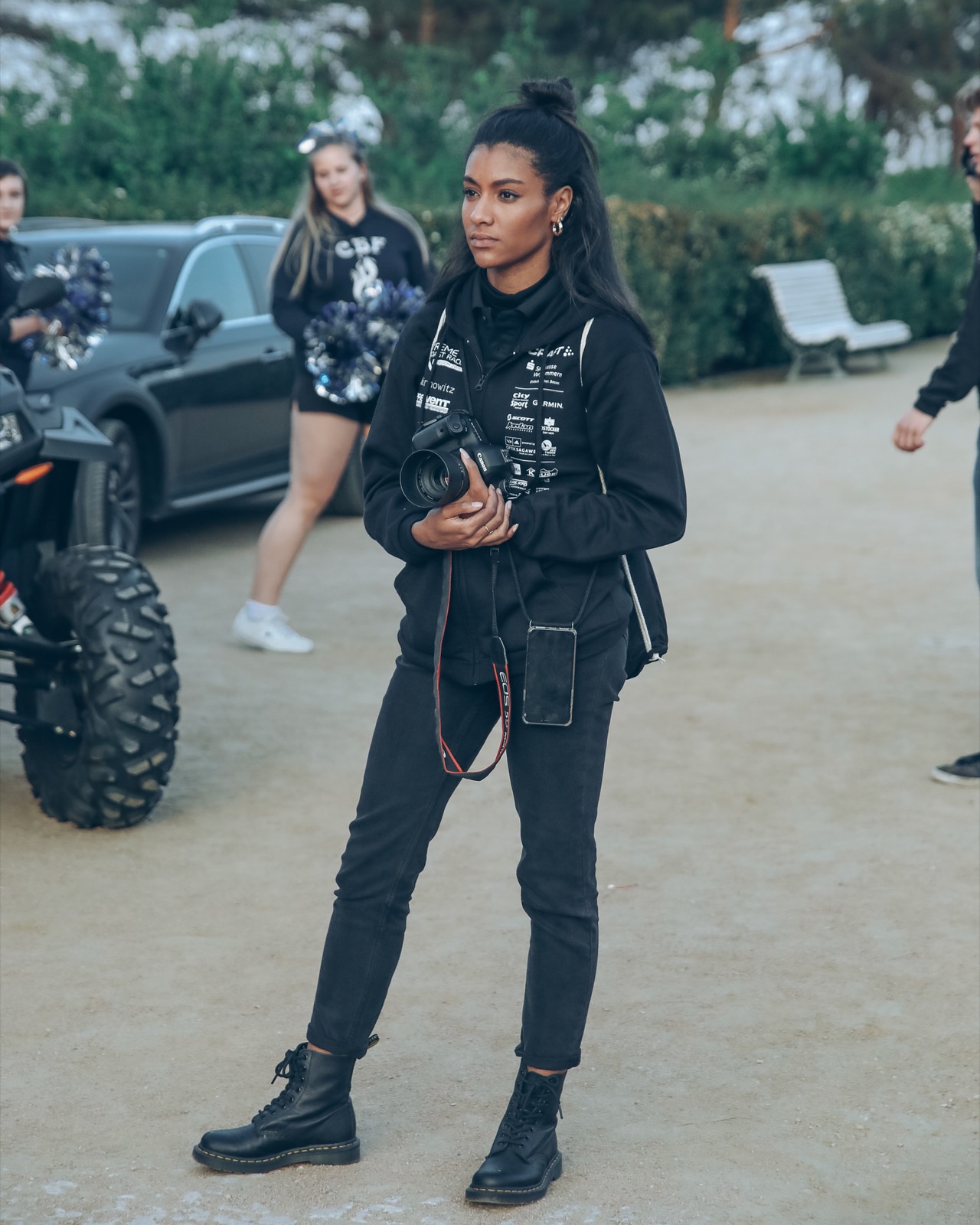 Yasmin bei einem Fotografie-Job mit Kamera vor Ort