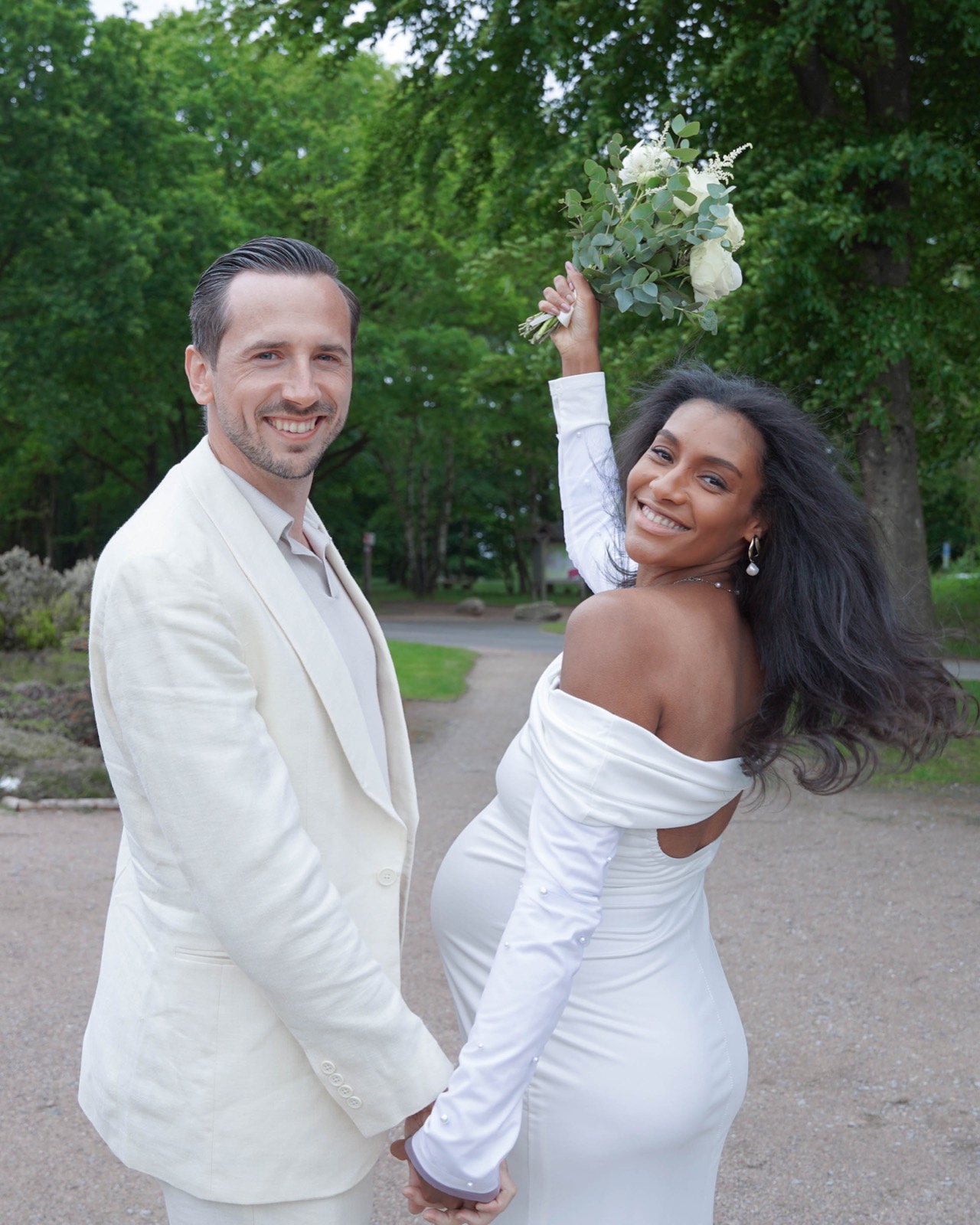 Yasmin und Jakob nach der Trauung auf dem Standesamt 2025
